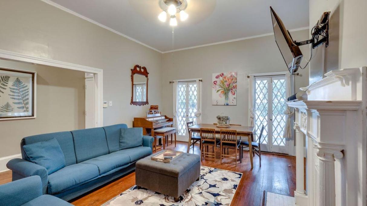 Comfortable Escape In Historic Downtown Савана Екстериор снимка