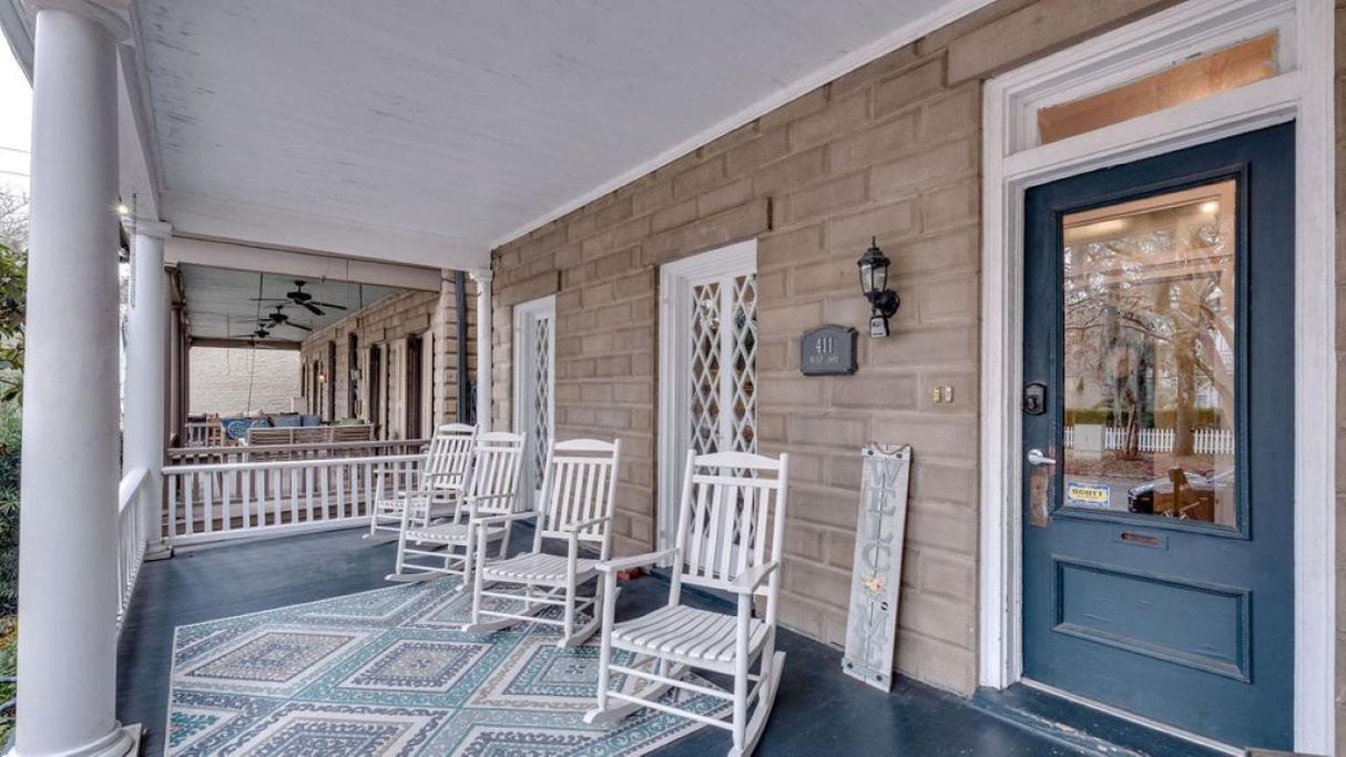 Comfortable Escape In Historic Downtown Савана Екстериор снимка
