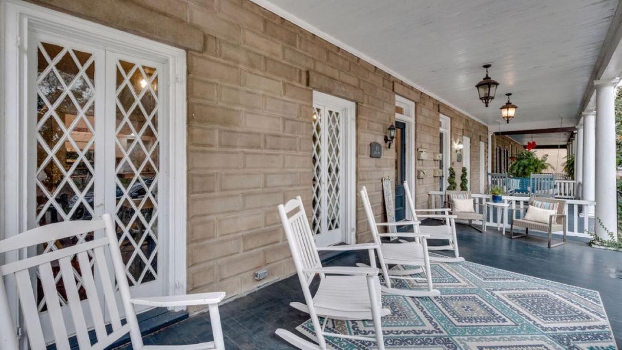 Comfortable Escape In Historic Downtown Савана Екстериор снимка