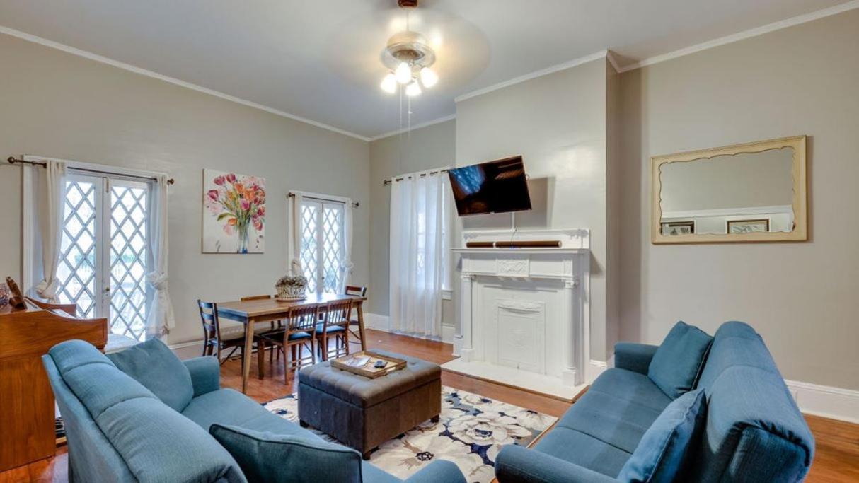 Comfortable Escape In Historic Downtown Савана Екстериор снимка