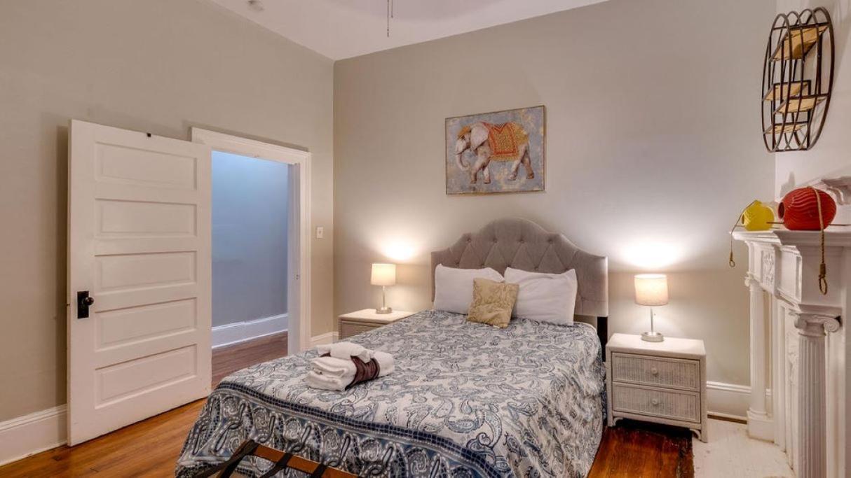 Comfortable Escape In Historic Downtown Савана Екстериор снимка