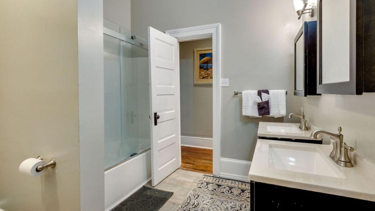 Comfortable Escape In Historic Downtown Савана Екстериор снимка