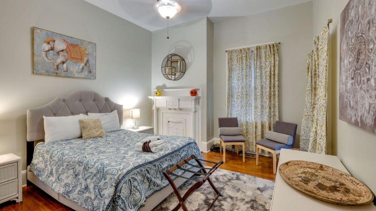Comfortable Escape In Historic Downtown Савана Екстериор снимка