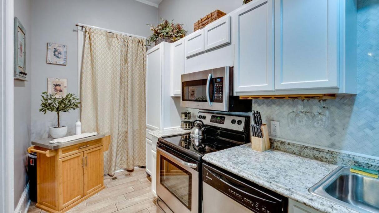 Comfortable Escape In Historic Downtown Савана Екстериор снимка