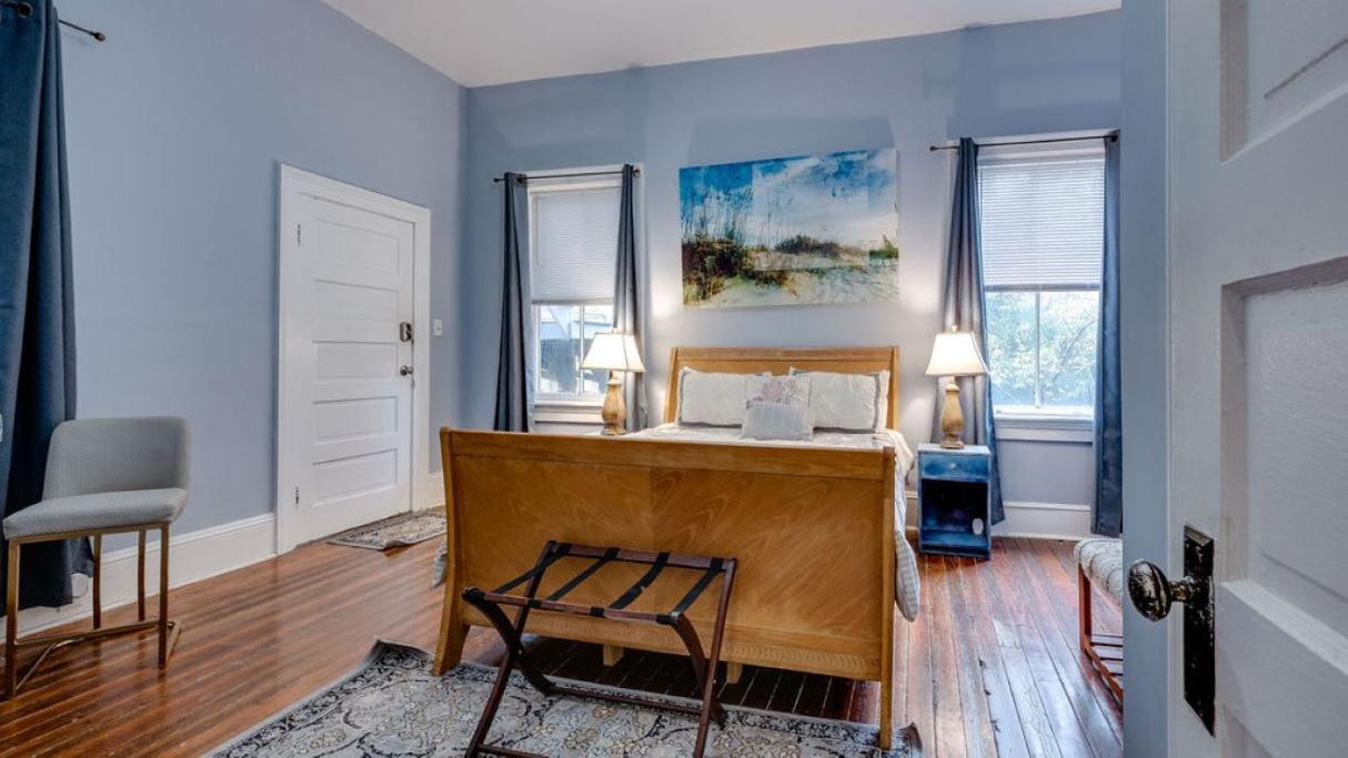 Comfortable Escape In Historic Downtown Савана Екстериор снимка