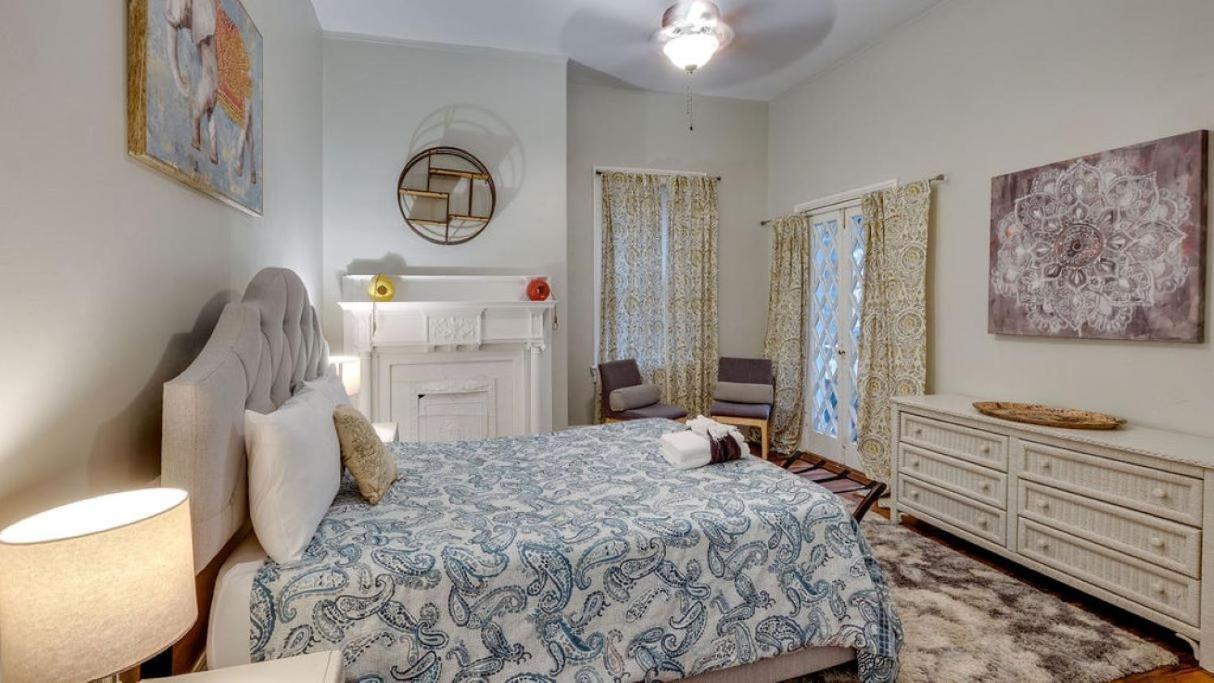 Comfortable Escape In Historic Downtown Савана Екстериор снимка