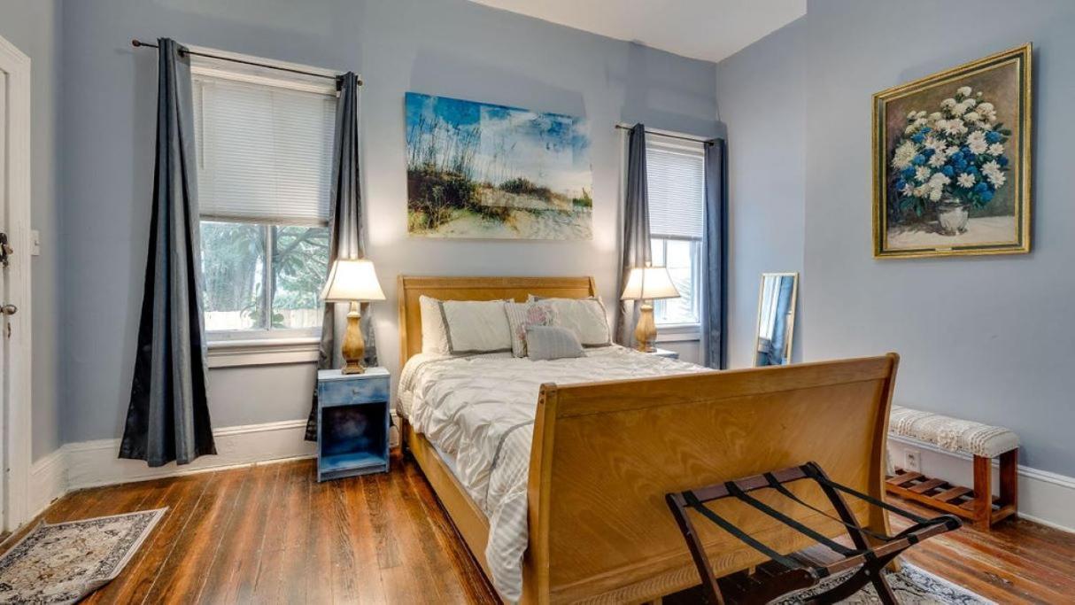 Comfortable Escape In Historic Downtown Савана Екстериор снимка