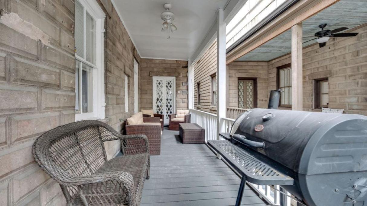 Comfortable Escape In Historic Downtown Савана Екстериор снимка