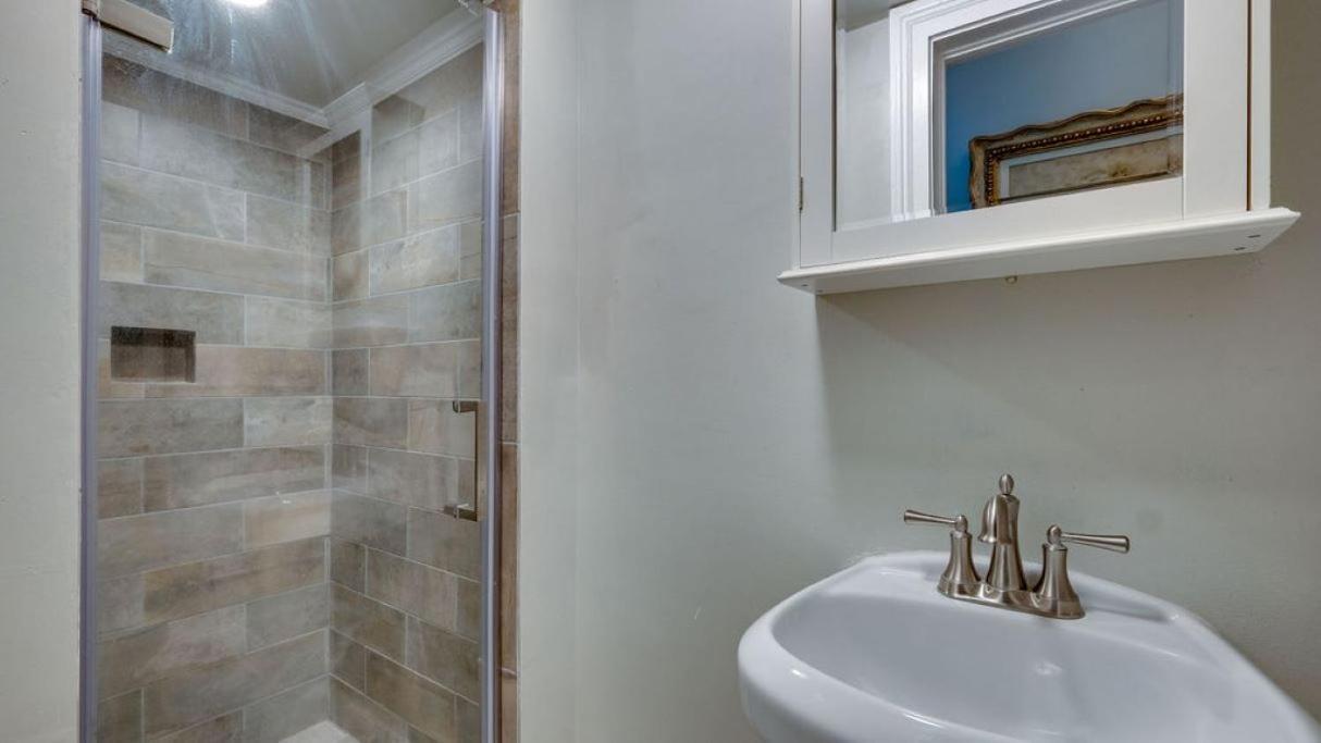 Comfortable Escape In Historic Downtown Савана Екстериор снимка